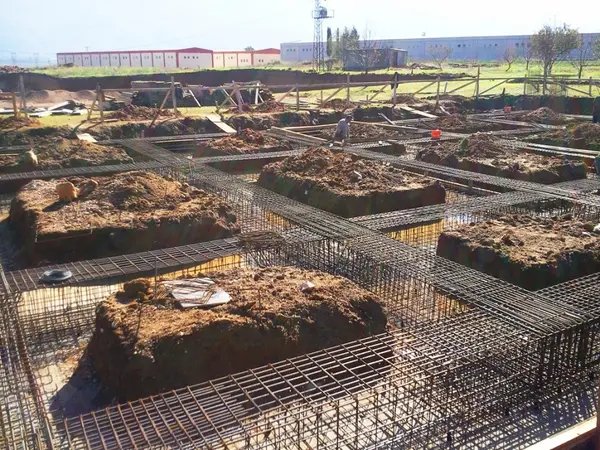 Çelik çatı makası montaj çalışması — Kavim Yapı Vinç