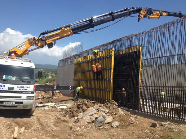 Şantiyede çelik kolon yerleştirme — Kavim Yapı Vinç